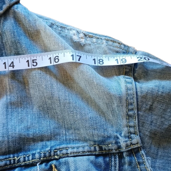 VINTAGE/ retro distressed Lee jean jacket. See measurements. Couple stains. - Picture 16 of 16